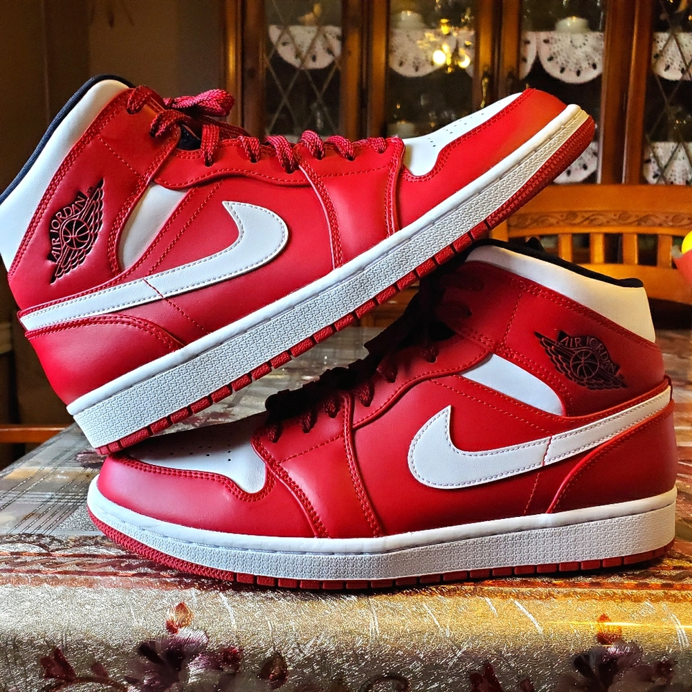 Jordan 1 Mid Chicago